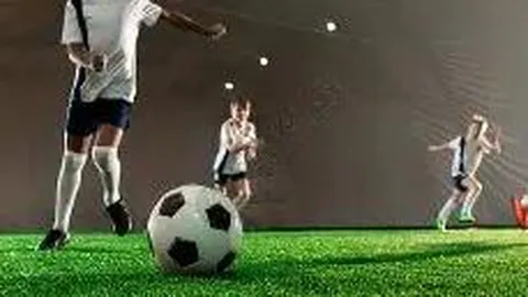 李亚鹏与女友同逛街头小吃，十指紧扣共穿情侣鞋